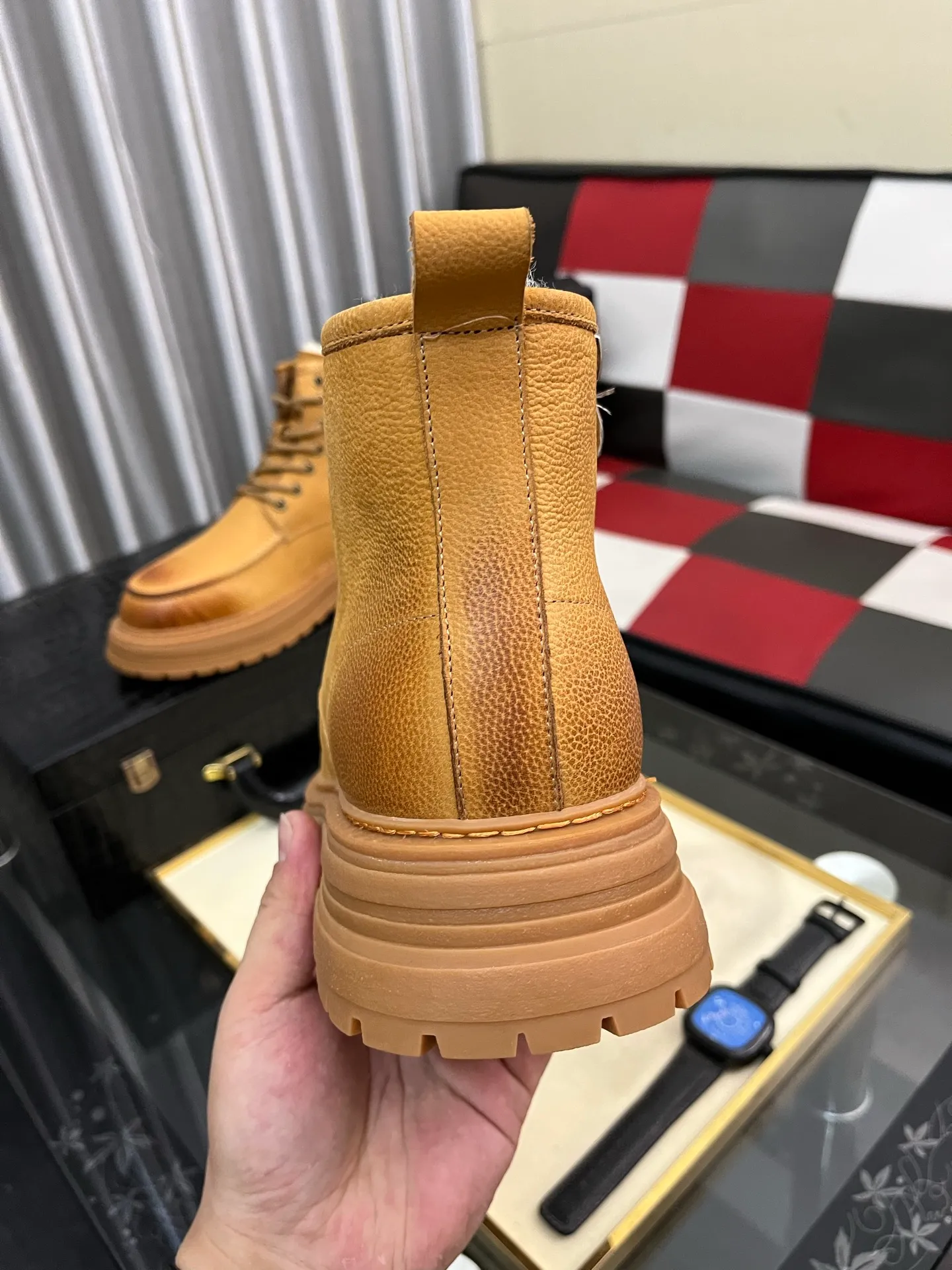 Men's Men's Shoes 💰660⌚️⌚️New UGG fur-integrated men's simple and fashionable snow shoes. The most worth buying at the end of this year are warm casual shoes. Whether you are out and about at home, their comfortable and warm performance will be your most suitable fashion companion! The material is cowhide upper and imported wool is used inside. Two layers of cowhide for warmth and comfort! The eva+ rubber patch outsole is cushioned, wear-resistant, and has good elasticity. It is light and wear-resistant, comfortable and soft, and the new simple cut is more fashionable. It has both practicality and fashion sense, so you no longer have to worry about how to match it in winter, while still maintaining fashionable taste. High-quality genuine wool produced in Dongguan. The material depends on the details! Size: 38-39-40-41-42-43-44-45